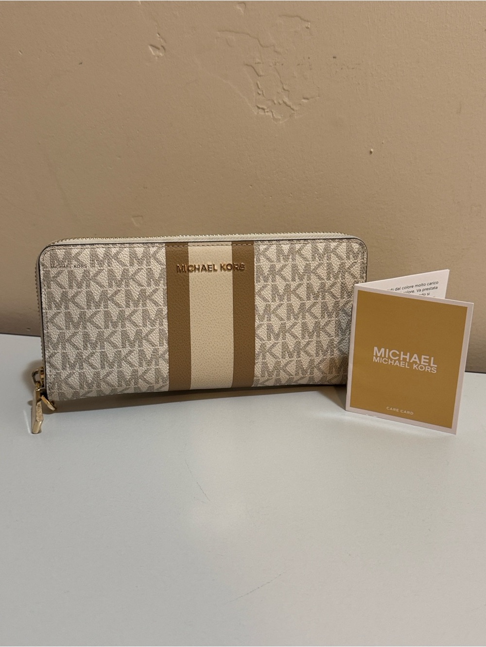 Michael Kors❤️🔥 Cream and Tan Signature Zip Wallet with Center Stripe